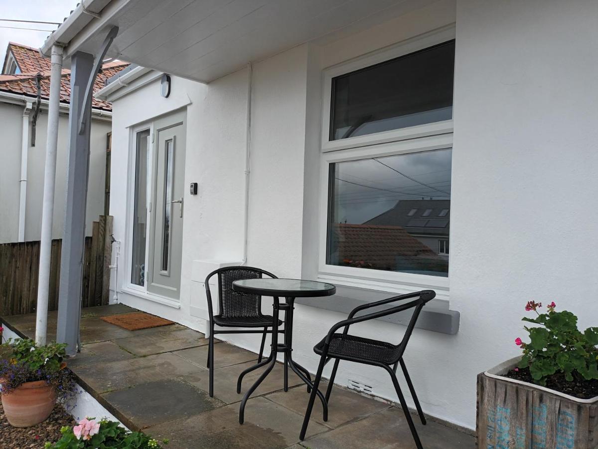 Contemporary One Bed Studio. Sea Views And Parking Westward Ho!  Exterior photo